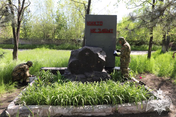 Росгвардейцы облагородили памятники в Донецкой Народной Республике