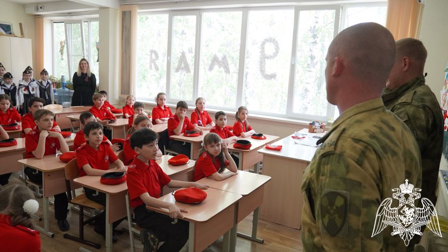 В преддверии Дня Победы саратовские росгвардейцы провели урок Мужества