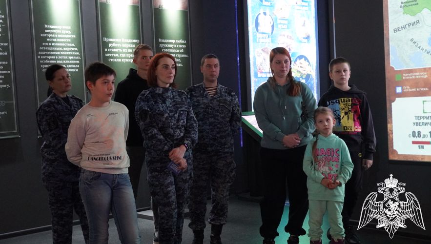 В Саратове офицеры Росгвардии посетили исторический парк «Россия-Моя история»