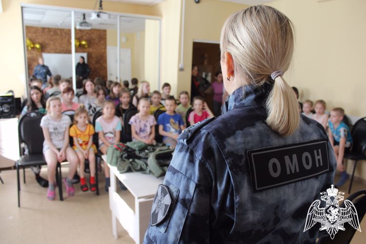 В Саратове сотрудники транспортного ОМОН «Атлант» продолжают принимать участие в акции «Дни Росгвардии»