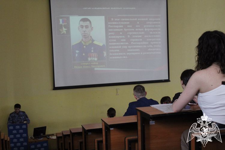 В Саратове сотрудник Росгвардии провёл лекцию, посвящённую героям Российской Федерации