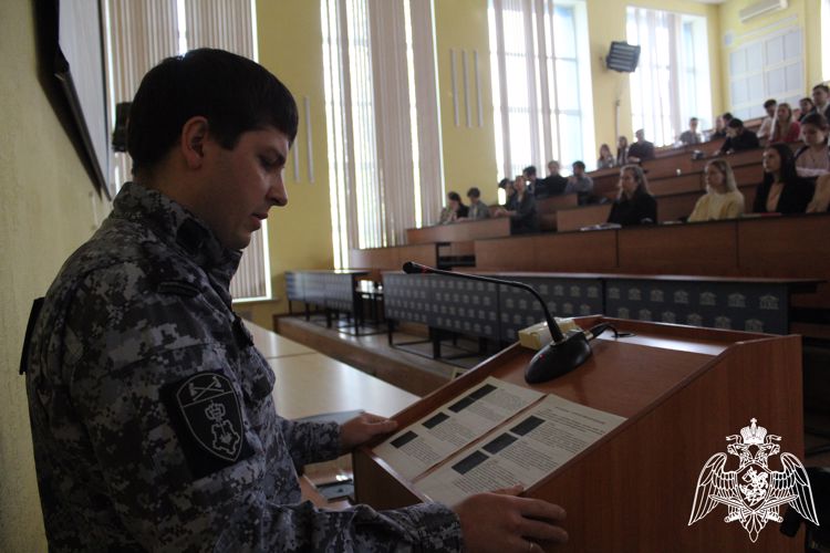 В Саратове сотрудник Росгвардии провёл лекцию, посвящённую героям Российской Федерации