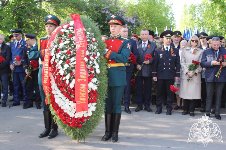 В Саратове руководство территориального Управления Росгвардии приняло участие в церемонии возложения цветов к мемориалу «Воину-освободителю» на Воскресенском кладбище