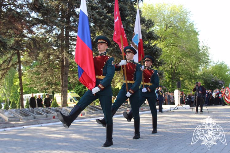 В Саратове руководство территориального Управления Росгвардии приняло участие в церемонии возложения цветов к мемориалу «Воину-освободителю» на Воскресенском кладбище