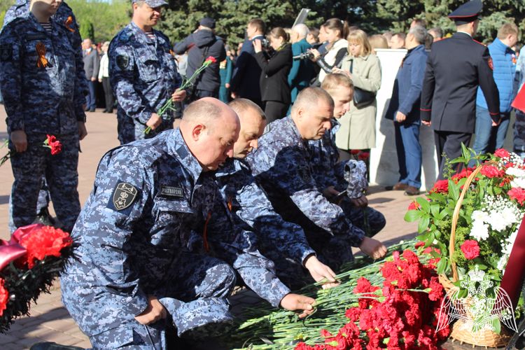 В Саратове руководство территориального Управления Росгвардии приняло участие в церемонии возложения цветов к мемориалу «Воину-освободителю» на Воскресенском кладбище