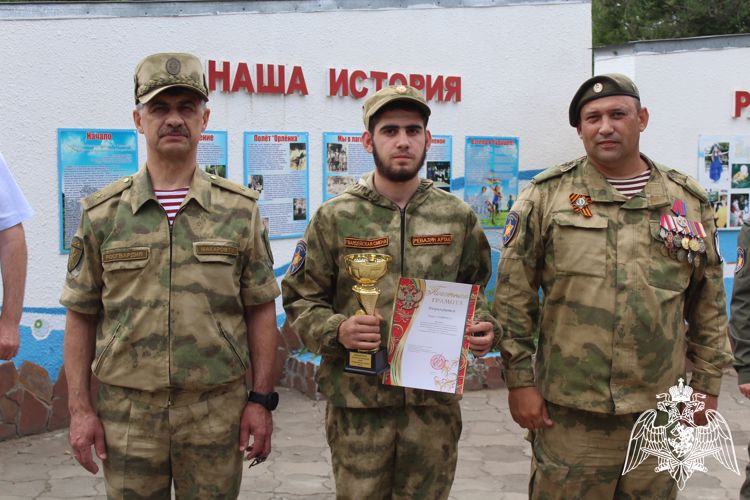 В Саратовской области в рамках акции «Каникулы с Росгвардией» с воспитанниками «Гвардейской смены» прошла военно-спортивная  игра
