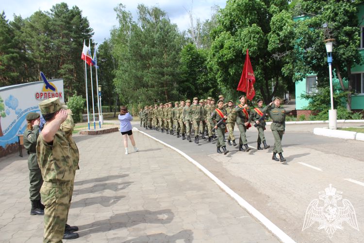 В Саратовской области в рамках акции «Каникулы с Росгвардией» с воспитанниками «Гвардейской смены» прошла военно-спортивная  игра