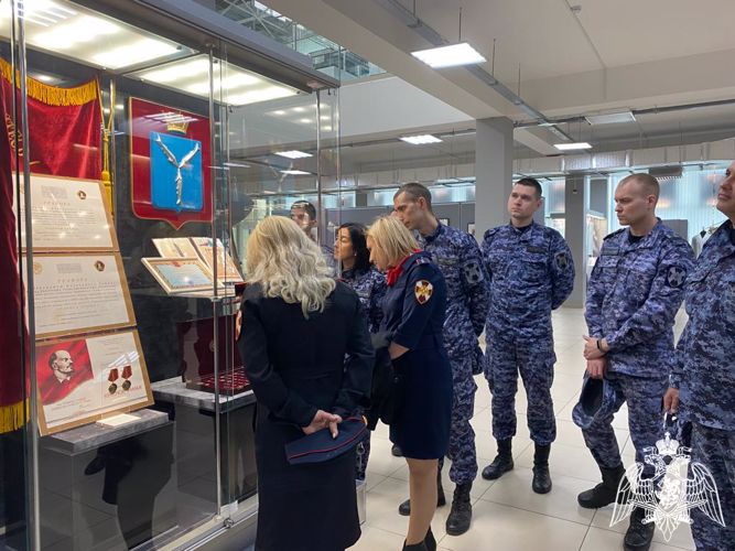 В Саратове сотрудники Росгвардии посетили тематическую экспозицию, в день ЛНР