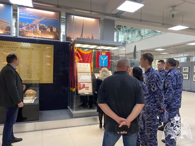 В Саратове сотрудники Росгвардии посетили тематическую экспозицию, в день ЛНР