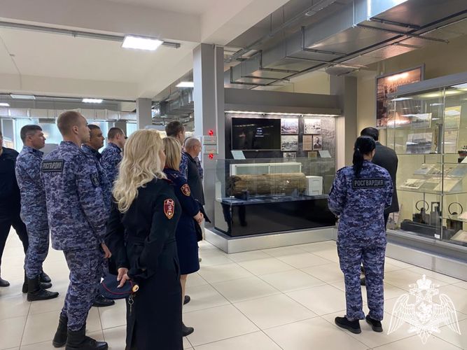 В Саратове сотрудники Росгвардии посетили тематическую экспозицию, в день ЛНР