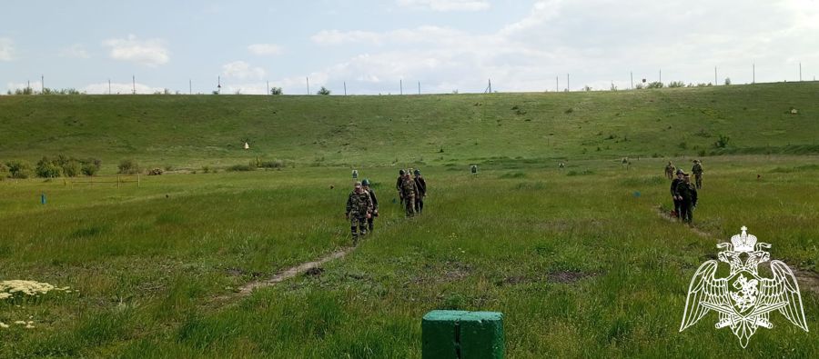 В Саратове сотрудники и военнослужащие Росгвардии провели военно-спортивную игру с воспитанниками подшефных классов