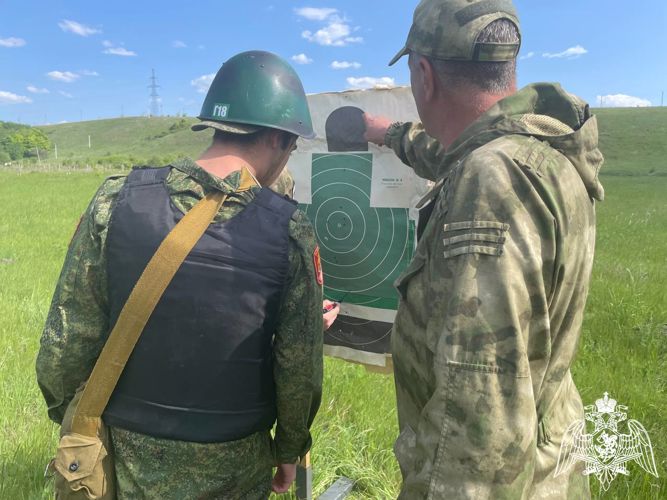 В Саратове сотрудники и военнослужащие Росгвардии провели военно-спортивную игру с воспитанниками подшефных классов