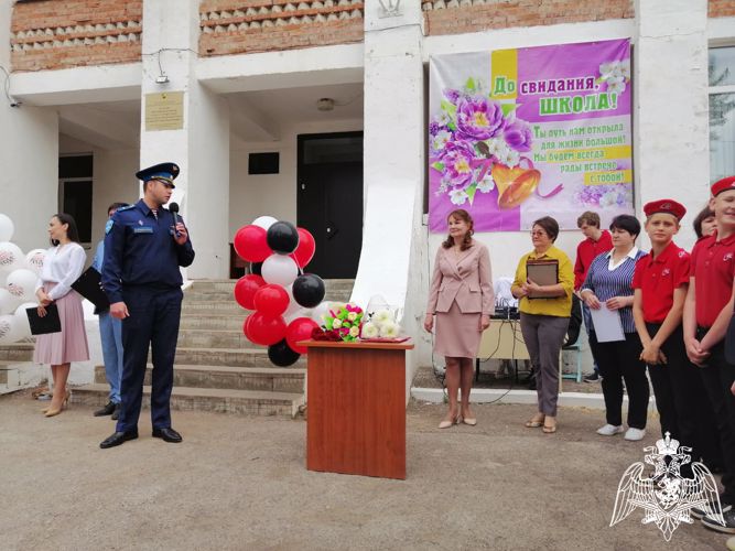 В Саратовской области офицеры Росгвардии поздравили выпускников подшефных классов