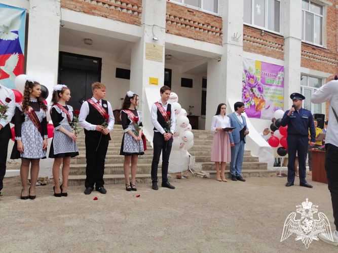 В Саратовской области офицеры Росгвардии поздравили выпускников подшефных классов