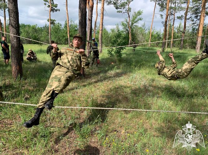 В Саратовской области в рамках акции «Каникулы с Росгвардией» с воспитанниками «Гвардейской смены» прошла военно-спортивная  игра
