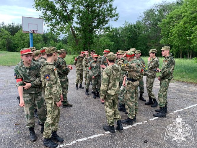 В Саратовской области в рамках акции «Каникулы с Росгвардией» с воспитанниками «Гвардейской смены» прошла военно-спортивная  игра