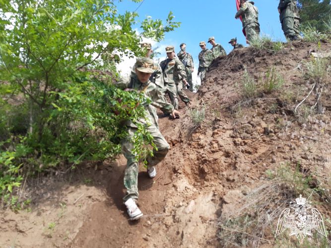 В Саратовской области в рамках акции «Каникулы с Росгвардией» с воспитанниками «Гвардейской смены» прошла военно-спортивная  игра