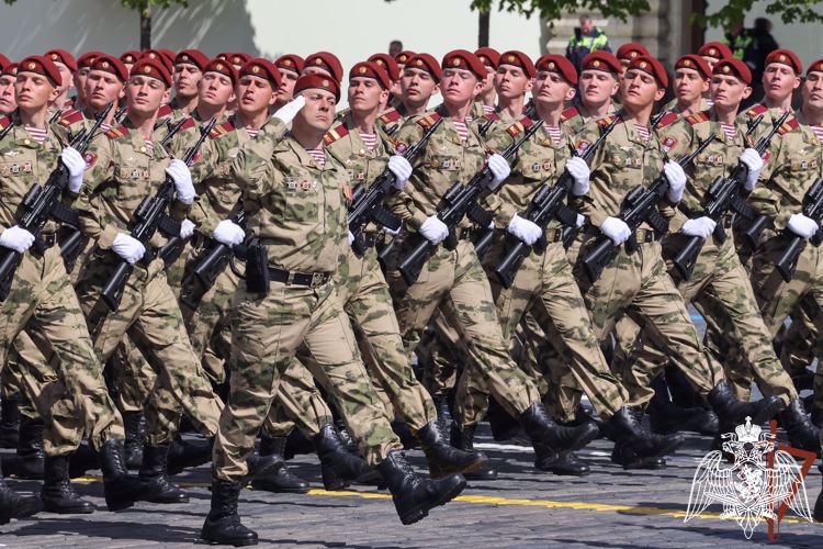 Военнослужащие Росгвардии приняли участие в параде на Красной площади (видео)