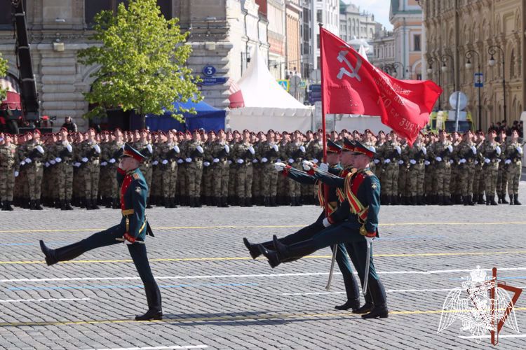 Военнослужащие Росгвардии приняли участие в параде на Красной площади (видео)