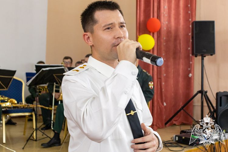 В Саратовской области военнослужащие и сотрудники Росгвардии провели концерт для беженцев из Донецкой и Луганской Народных Республик 