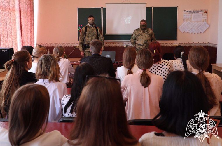 В преддверии Дня Победы росгвардейцы проводят уроки мужества для школьников в ДНР (фото)