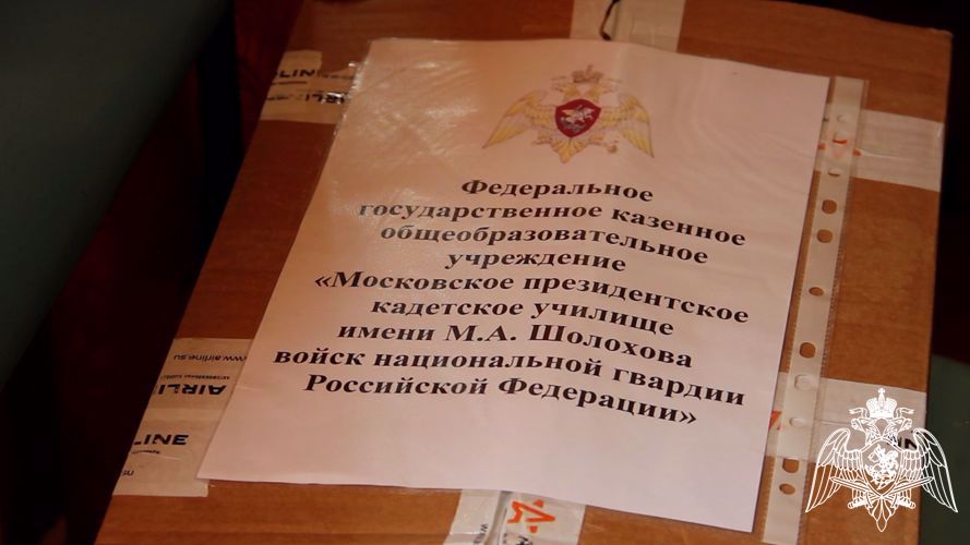 К Общероссийскому дню библиотек сотрудники Росгвардии передали сотни книг школьникам Херсонской области