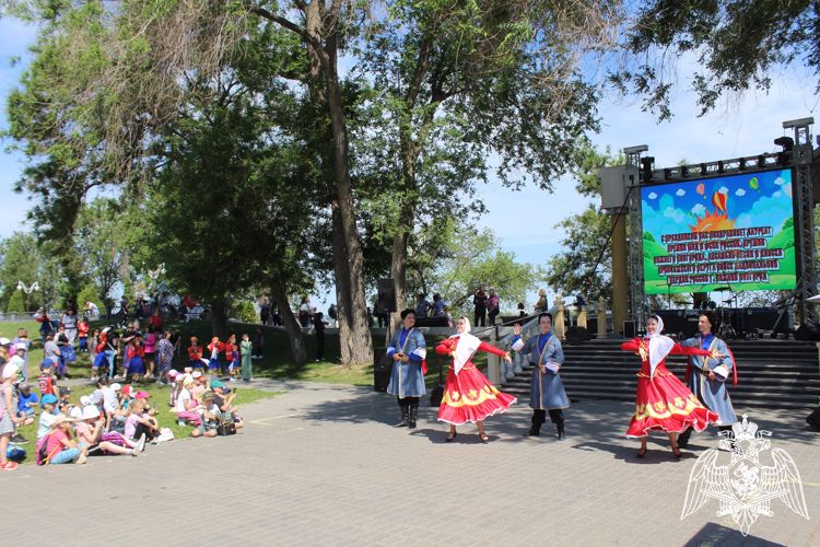 В Энгельсе ансамбль песни и пляски Приволжского округа войск национальной гвардии Российской Федерации провели концерт в честь Дня защиты детей