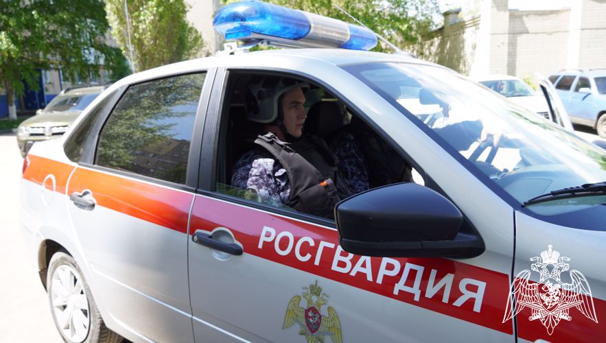 В Саратове сотрудники Росгвардии задержали мужчину, подозреваемого в незаконном обороте наркотических средств