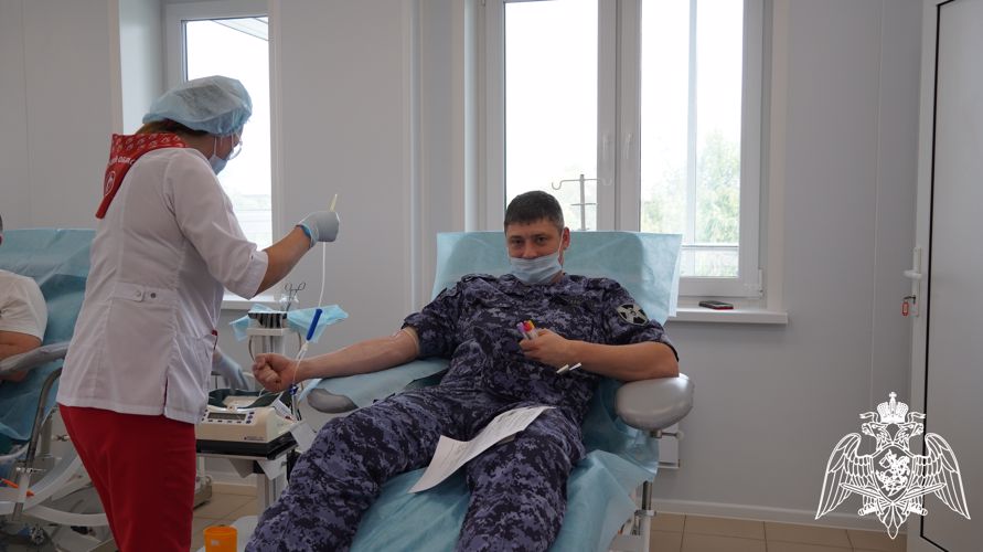 Банк крови медучреждений Саратовской области пополнили сотрудники Росгвардии