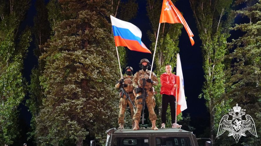 В Саратове военнослужащие, сотрудники и ветераны Росгвардии приняли участие во Всероссийской акции «Свеча памяти»