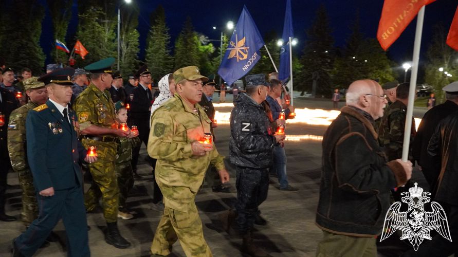 В Саратове военнослужащие, сотрудники и ветераны Росгвардии приняли участие во Всероссийской акции «Свеча памяти»