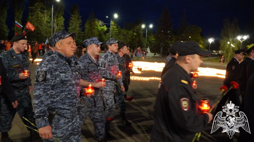 В Саратове военнослужащие, сотрудники и ветераны Росгвардии приняли участие во Всероссийской акции «Свеча памяти»