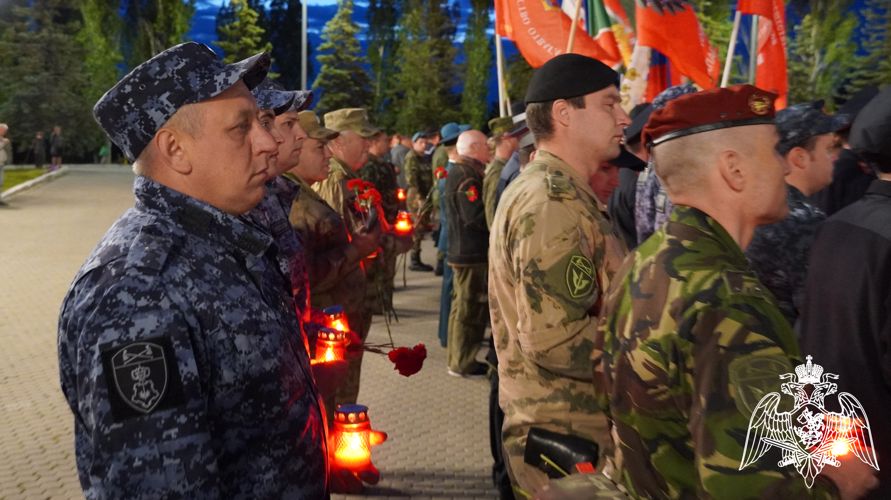 В Саратове военнослужащие, сотрудники и ветераны Росгвардии приняли участие во Всероссийской акции «Свеча памяти»