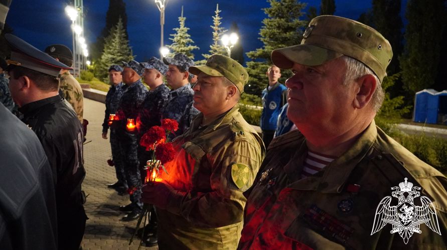 В Саратове военнослужащие, сотрудники и ветераны Росгвардии приняли участие во Всероссийской акции «Свеча памяти»