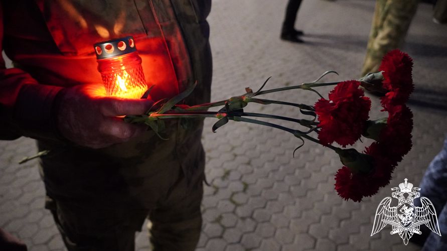 В Саратове военнослужащие, сотрудники и ветераны Росгвардии приняли участие во Всероссийской акции «Свеча памяти»