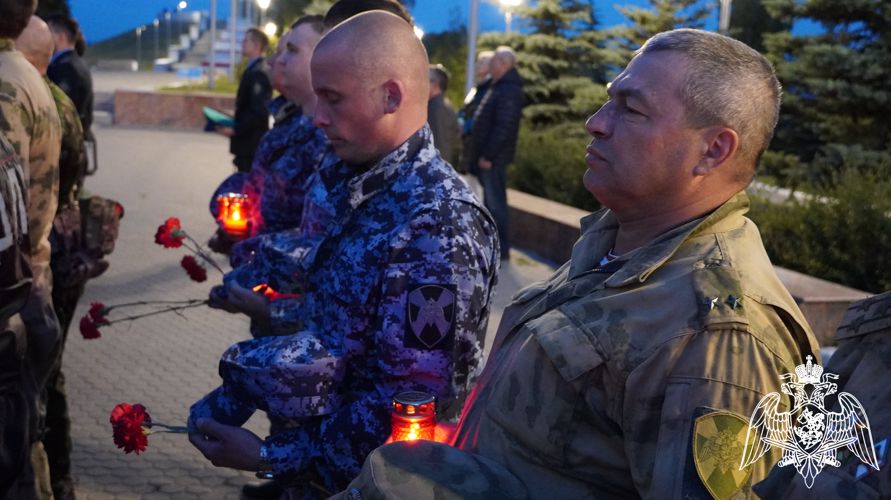 В Саратове военнослужащие, сотрудники и ветераны Росгвардии приняли участие во Всероссийской акции «Свеча памяти»