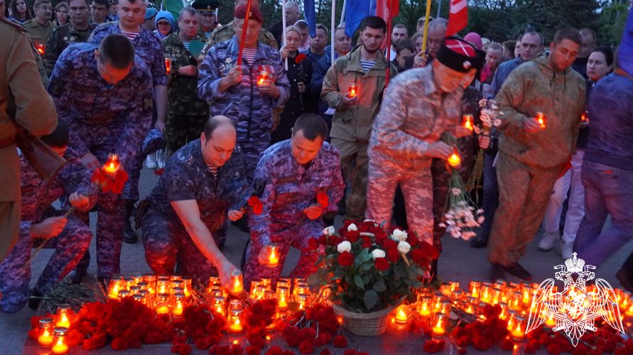 В Саратове военнослужащие, сотрудники и ветераны Росгвардии приняли участие во Всероссийской акции «Свеча памяти»