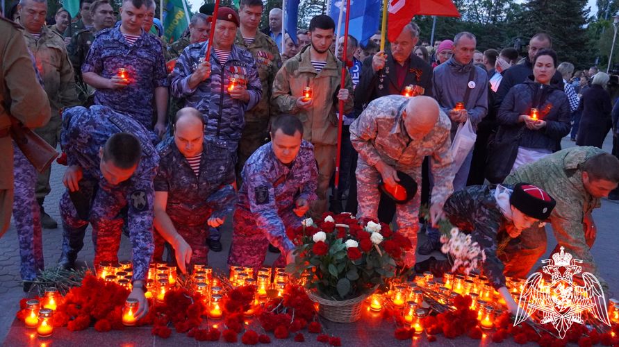 В Саратове военнослужащие, сотрудники и ветераны Росгвардии приняли участие во Всероссийской акции «Свеча памяти»