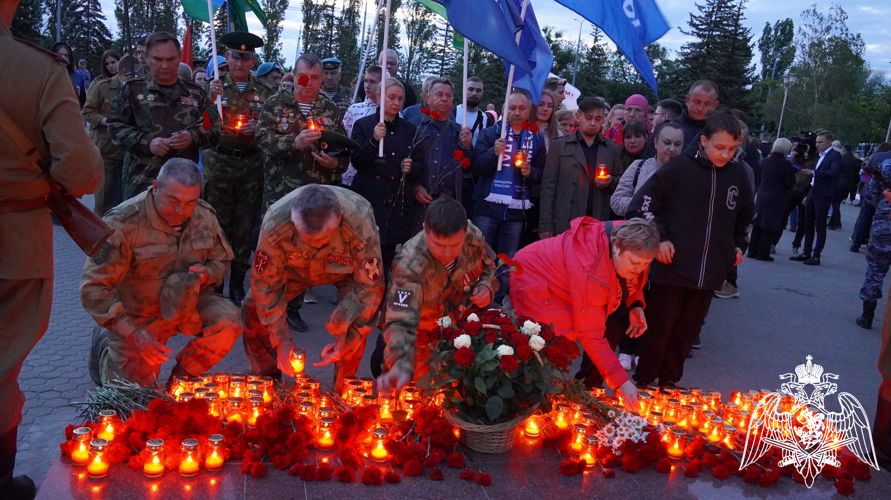 В Саратове военнослужащие, сотрудники и ветераны Росгвардии приняли участие во Всероссийской акции «Свеча памяти»
