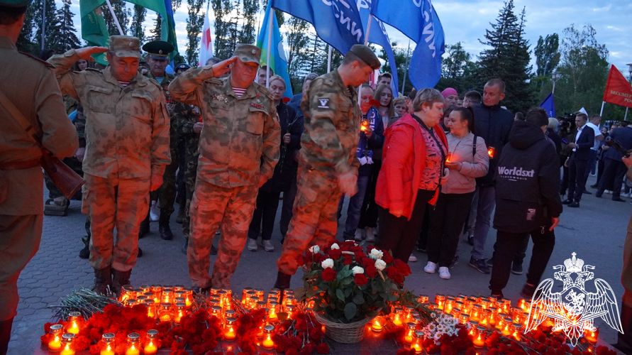 В Саратове военнослужащие, сотрудники и ветераны Росгвардии приняли участие во Всероссийской акции «Свеча памяти»