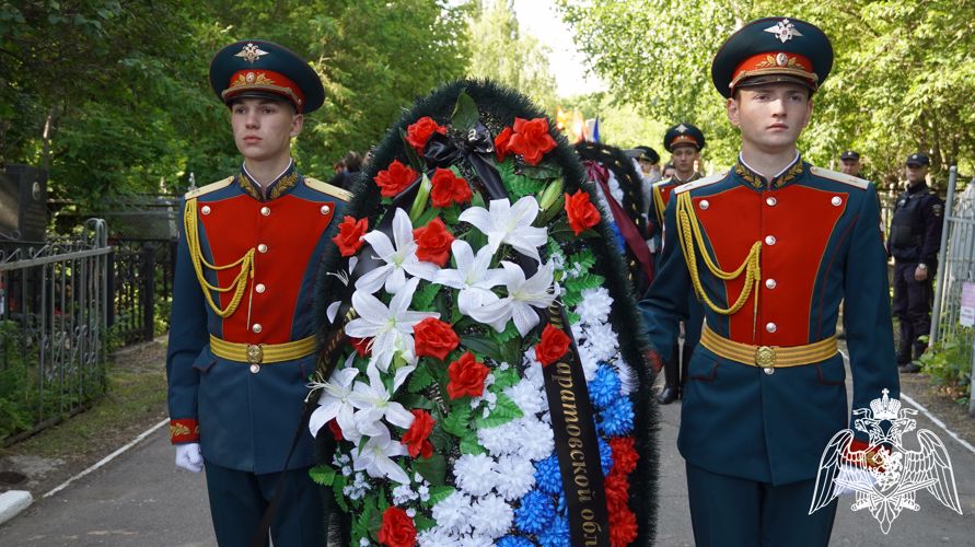 В Саратове военнослужащие, сотрудники и ветераны Росгвардии приняли участие в памятных мероприятиях, приуроченных ко Дню Памяти и Скорби