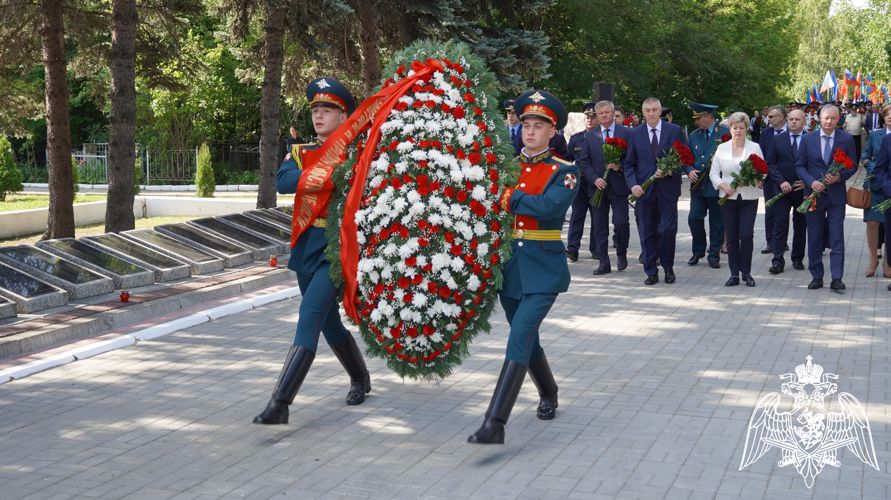 В Саратове военнослужащие, сотрудники и ветераны Росгвардии приняли участие в памятных мероприятиях, приуроченных ко Дню Памяти и Скорби