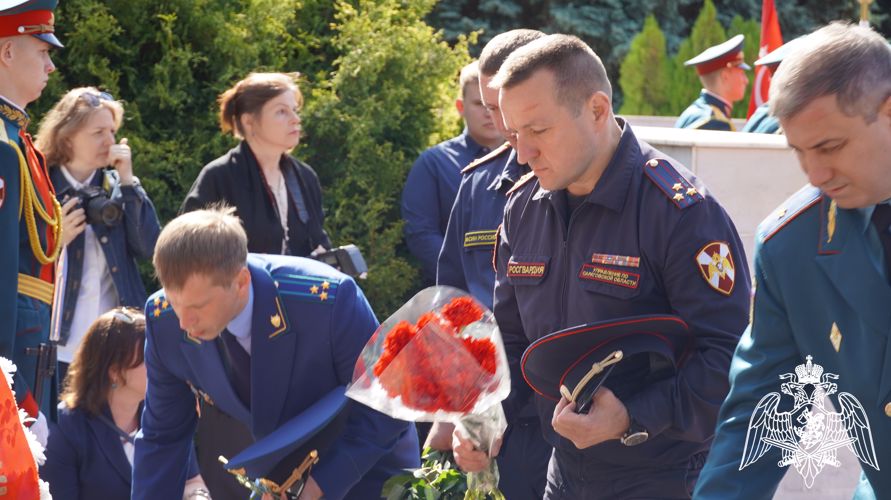 В Саратове военнослужащие, сотрудники и ветераны Росгвардии приняли участие в памятных мероприятиях, приуроченных ко Дню Памяти и Скорби
