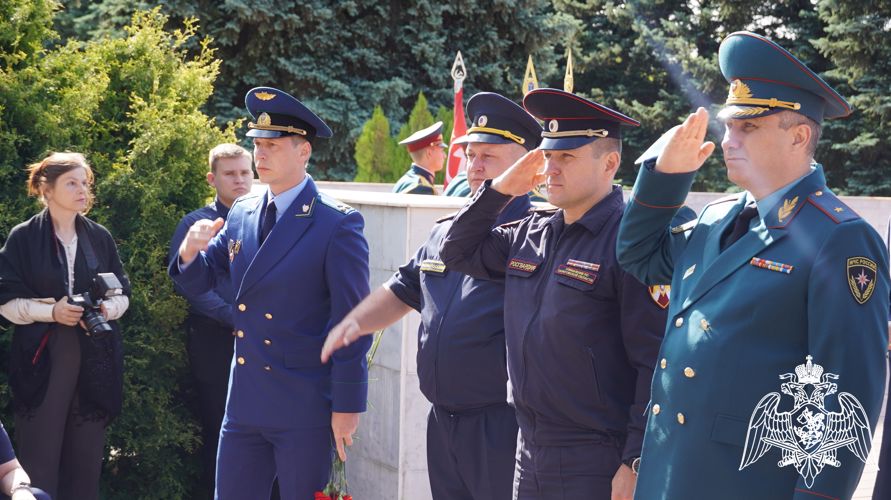 В Саратове военнослужащие, сотрудники и ветераны Росгвардии приняли участие в памятных мероприятиях, приуроченных ко Дню Памяти и Скорби