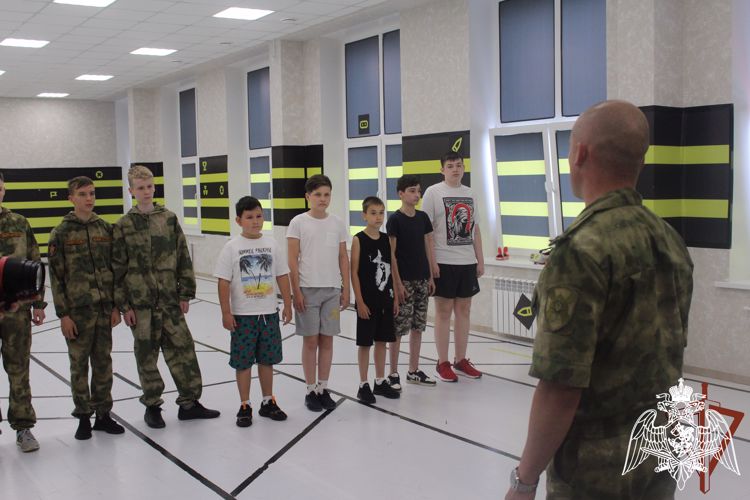 В рамках акции "Каникулы с Росгвардией" воспитанники "Гвардейской смены" посетили клуб виртуальной реальности