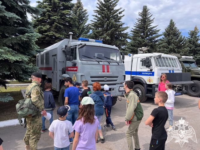 В Саратове сотрудники ОМОН «Патриот» присоединились к всероссийской акции «Каникулы с Росгвардией»