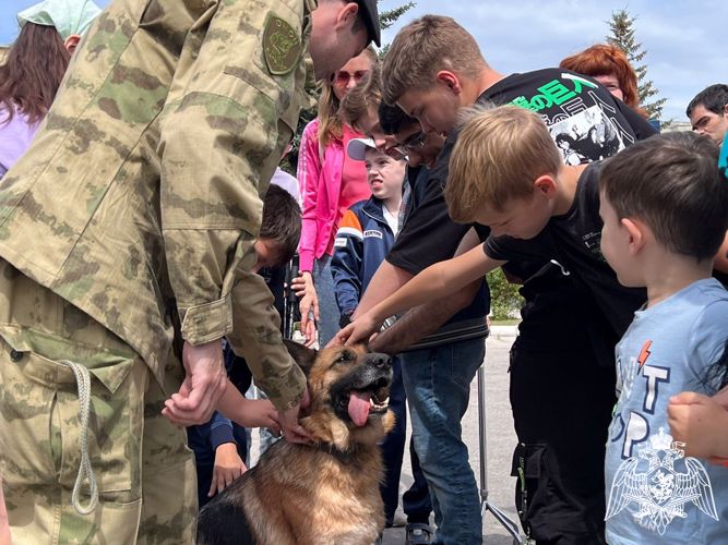 В Саратове сотрудники ОМОН «Патриот» присоединились к всероссийской акции «Каникулы с Росгвардией»