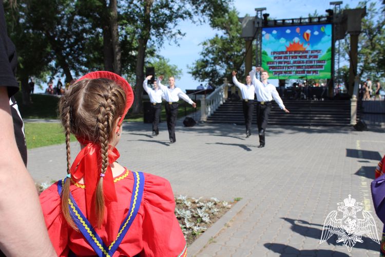 В Энгельсе ансамбль песни и пляски Приволжского округа войск национальной гвардии Российской Федерации провели концерт в честь Дня защиты детей