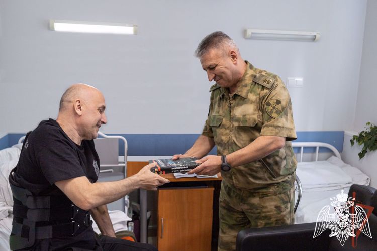 Генерал-лейтенант Сергей Просяник навестил в больнице Захара Прилепина (видео)