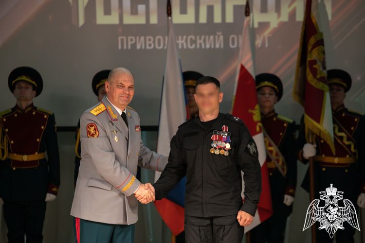 В Нижнем Новгороде генерал-полковник Олег Плохой вручил штандарт командующего Приволжским округом Росгвардии